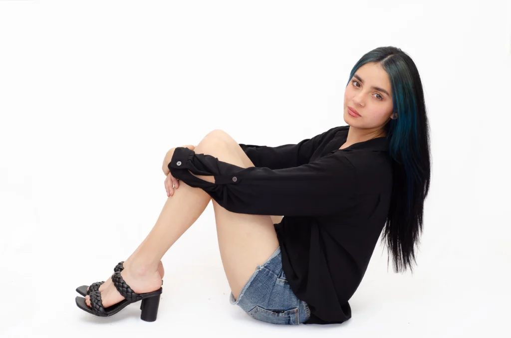Shayel Puentes, modelo en estudio con fondo blanco durante sesión fotográfica profesional