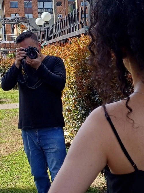 César Rosenow fotografiando a una modelo durante una sesión en exteriores. César Rosenow fotografiando a una modelo durante una sesión en exteriores.